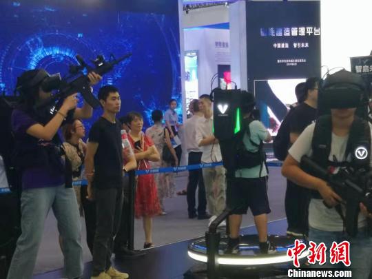 各类智能化设备与大数据应用已经与人们的糊口密不贰贰身分。图为市民在智博会现场体验VR游戏设备。　陈茂霖 摄
