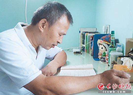 　　李国强退休后仍在学习外语。 长沙晚报通讯员 王国光 全媒体记圈外人 谢春年 摄影报道