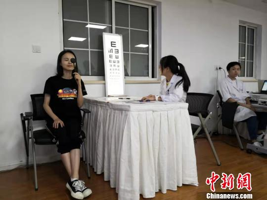 大夫演示标准的筛查历程。　陈静 摄