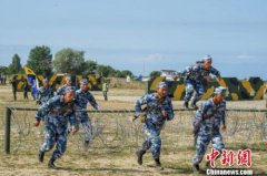 味噌汤 吴浩宇 摄 “海上登陆”项目障碍赛模拟复杂的现代城市作战环境