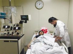 莓多酚祛斑凝胶招男演员的广告图大